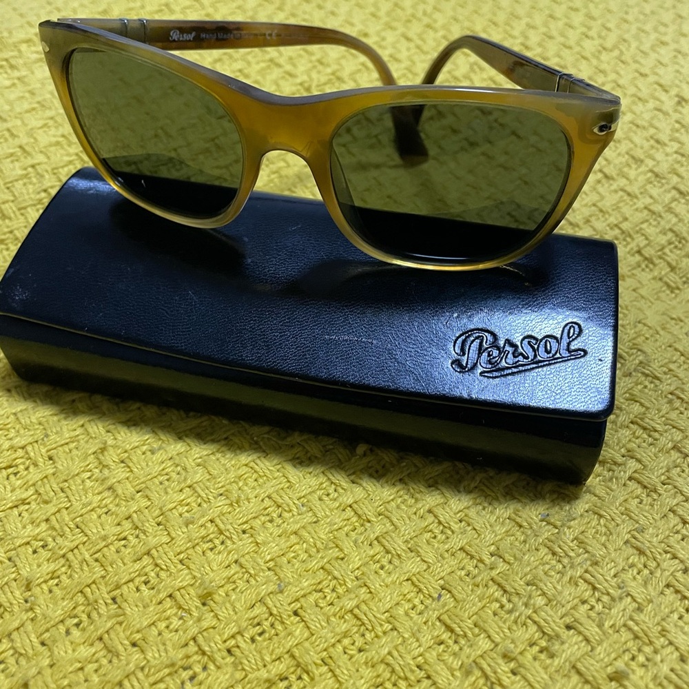 Italian Sunglasses polarized Persol. In good condition. Carey. Brand original.